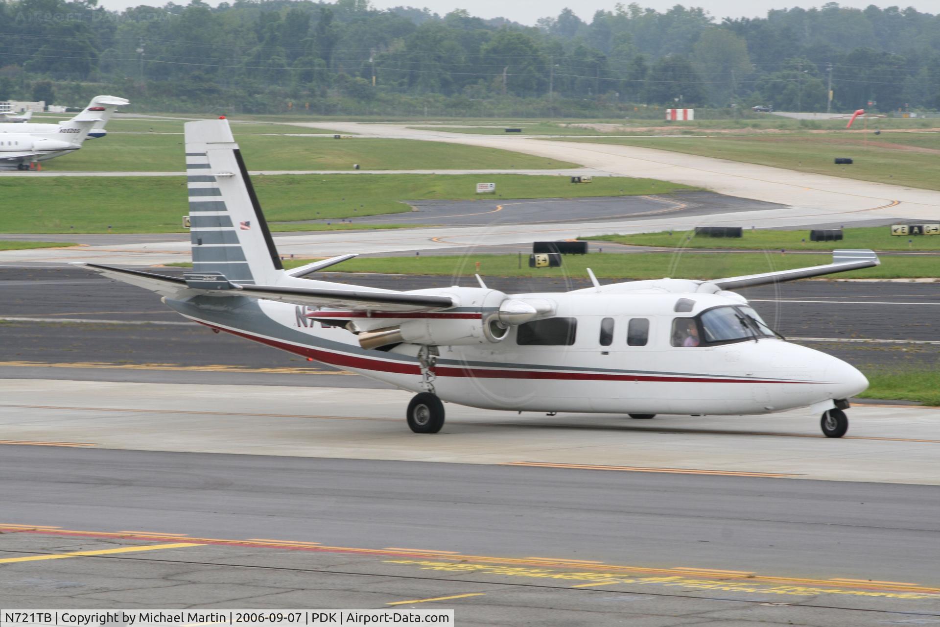 N721TB, 1976 Rockwell International 690B C/N 11352, Taxing to Runway 2R
