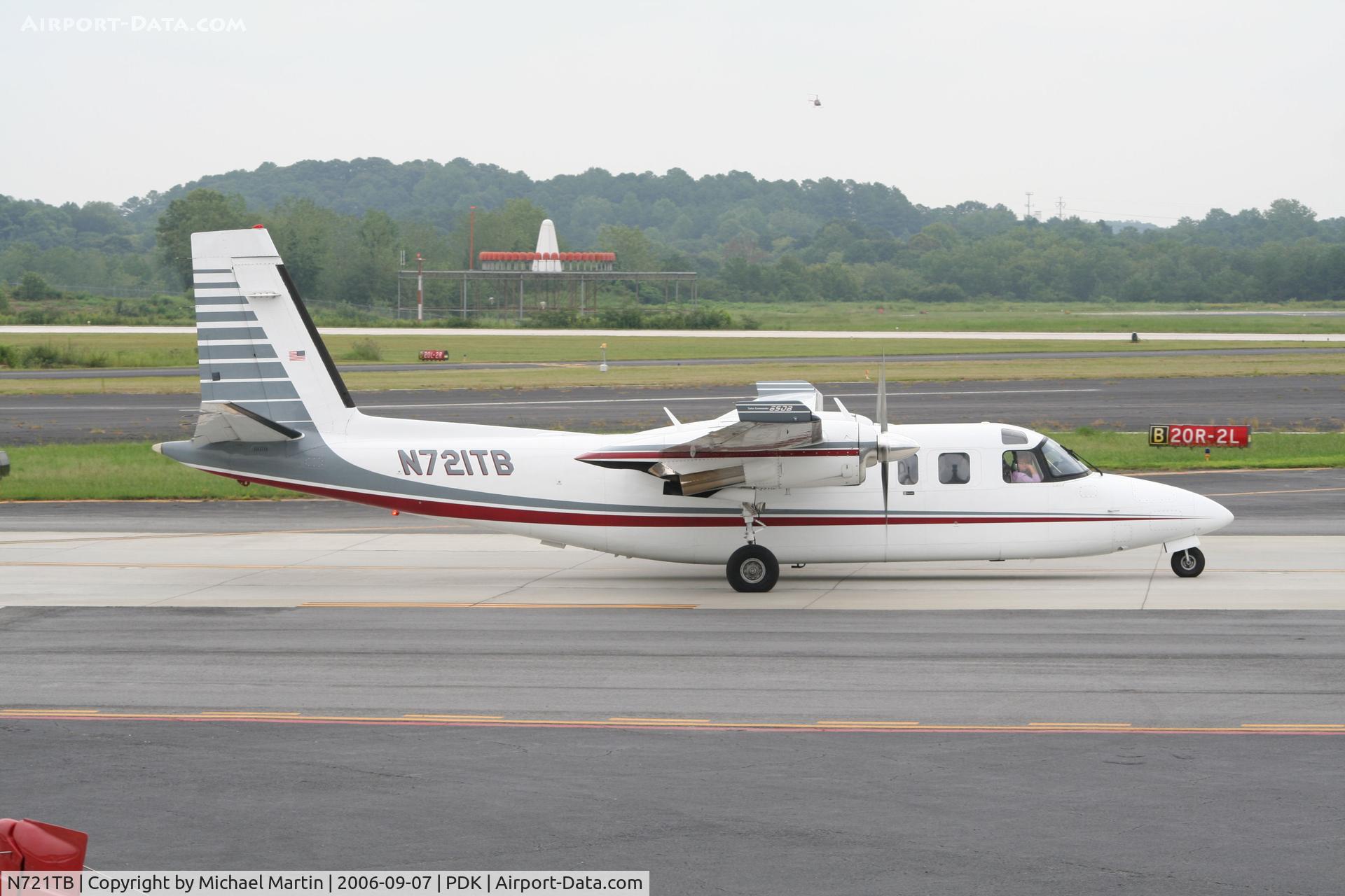 N721TB, 1976 Rockwell International 690B C/N 11352, Taxing to Runway 2R