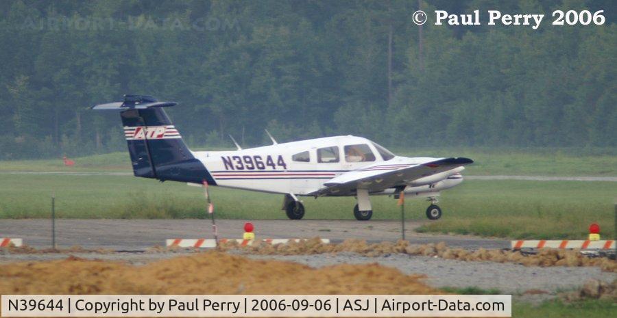 N39644, 1979 Piper PA-44-180 Seminole C/N 44-7995019, Taxiing out to the runway, near dusk