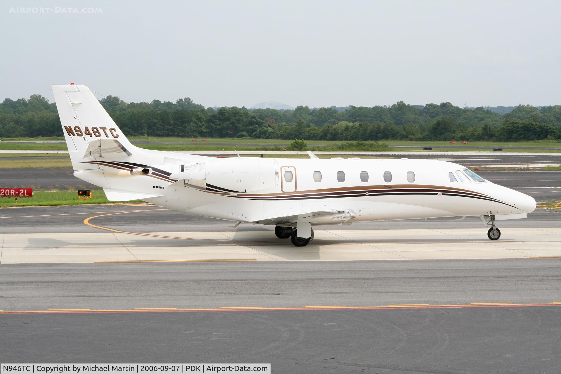 N946TC, 1982 Dassault-Breguet Falcon 50 C/N 94, Taxing to Runway 2R