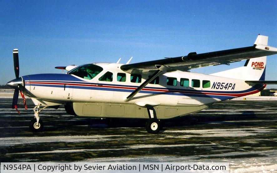N954PA, 1996 Cessna 208B C/N 208B-0556, Pond Air Express operated in Madison Wisconsin from 1996 to 1999.