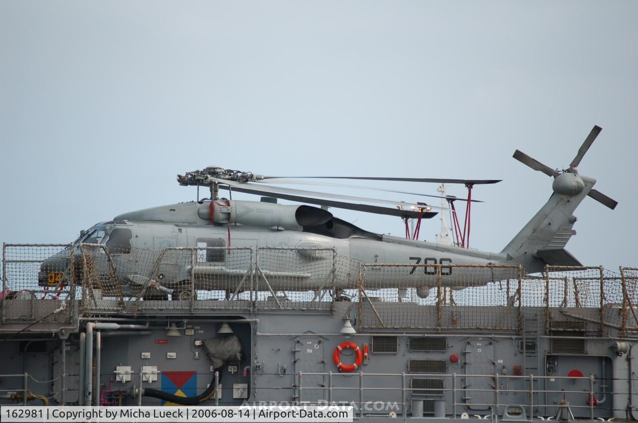 162981, Sikorsky SH-60B Seahawk C/N 70-0467, Sikorsky SH-60B Seahawk (S-70B-1) on ship accompanying the aircraft carrier Kitty Hawk, Fremantle/Australia