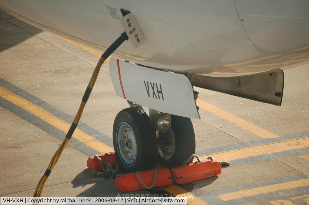 VH-VXH, 2002 Boeing 737-838 C/N 33478, close-up of front landing gear