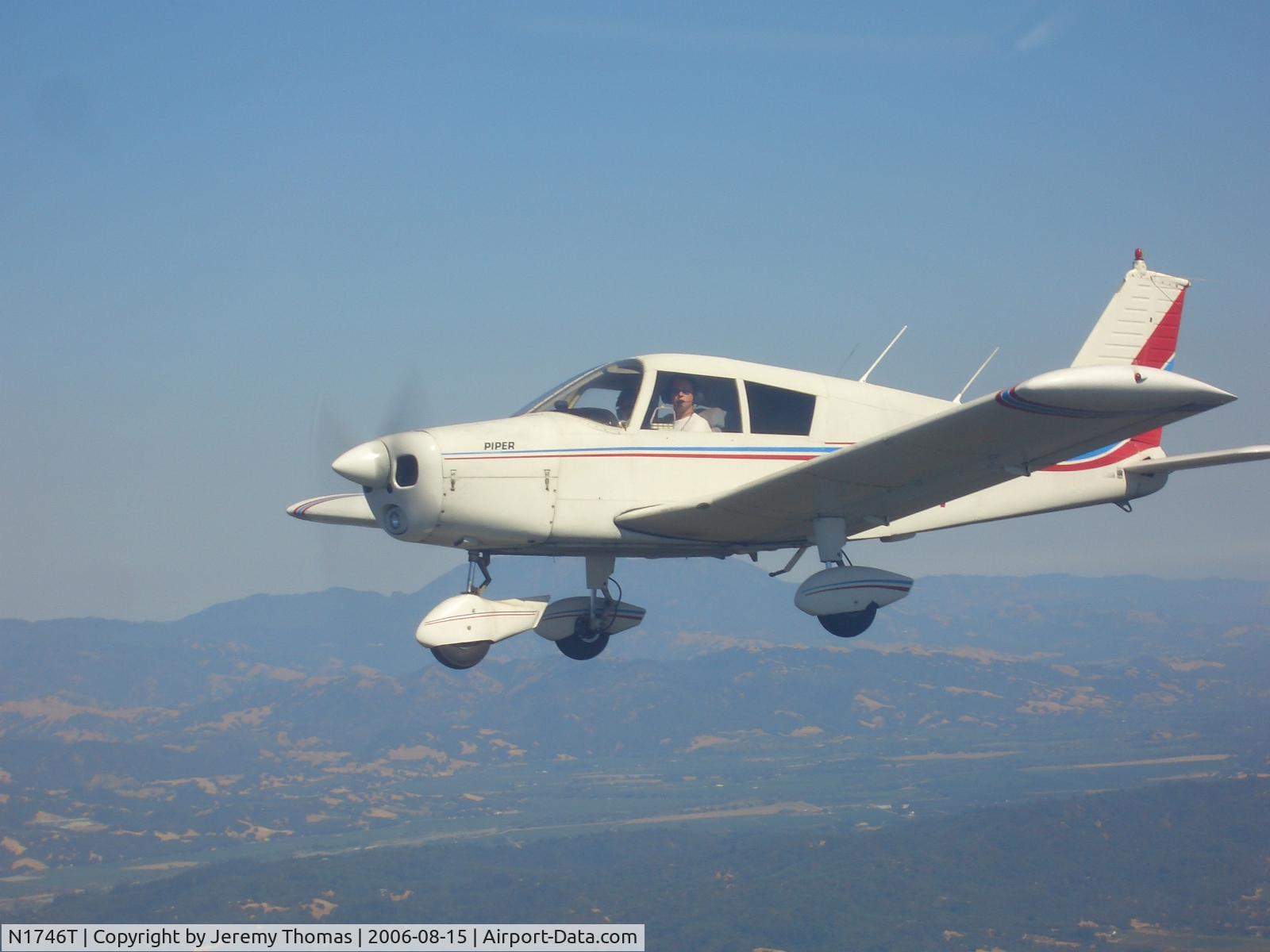 N1746T, 1970 Piper PA-28-140 Cherokee C/N 28-7125064, Formation Flight