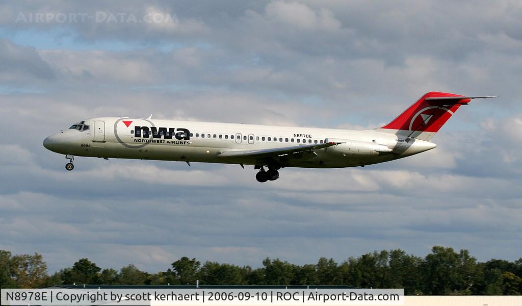N8978E, 1968 Douglas DC-9-31 C/N 47327, landing 04