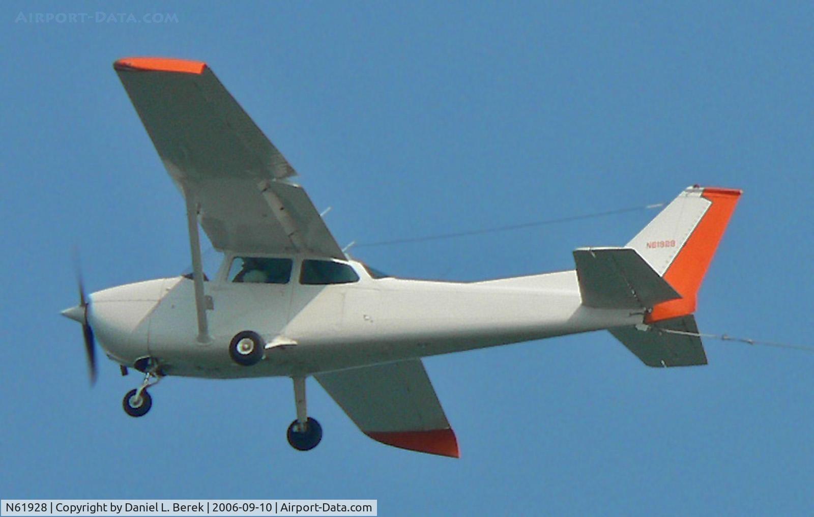 N61928, 1975 Cessna 172M C/N 17264891, This unmarked 1975 Cessna Skyhawk was towing banners along the shore at Sea Isle City, NJ.