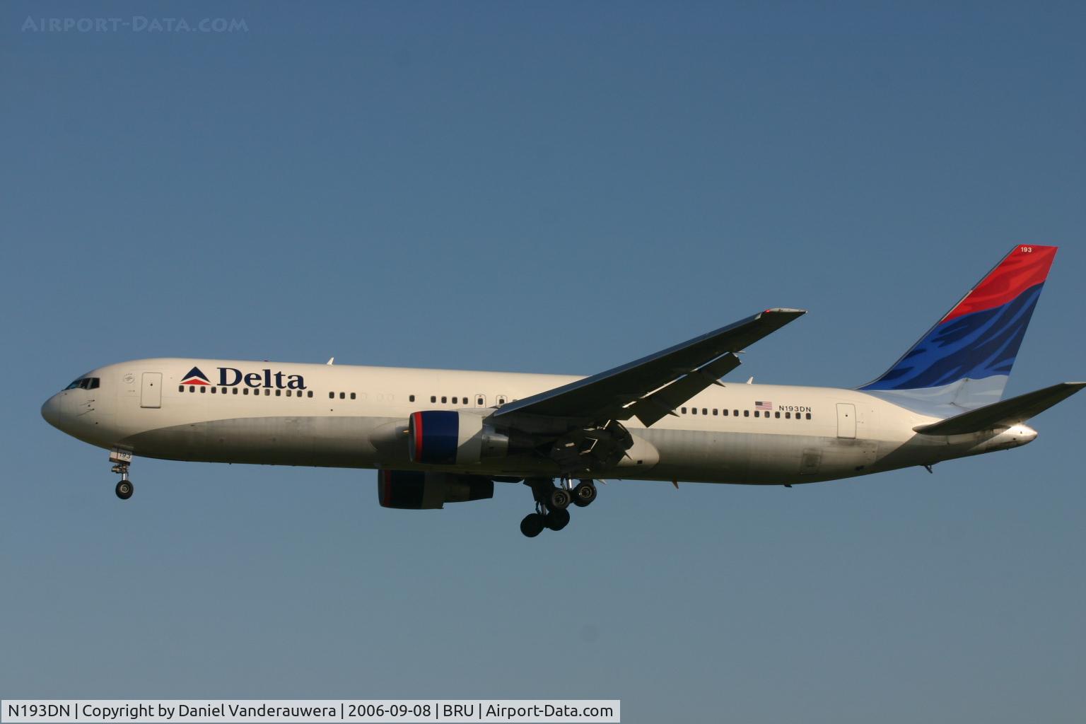 N193DN, 1997 Boeing 767-332 C/N 28450, flight DL140 is descending to rwy 25L
