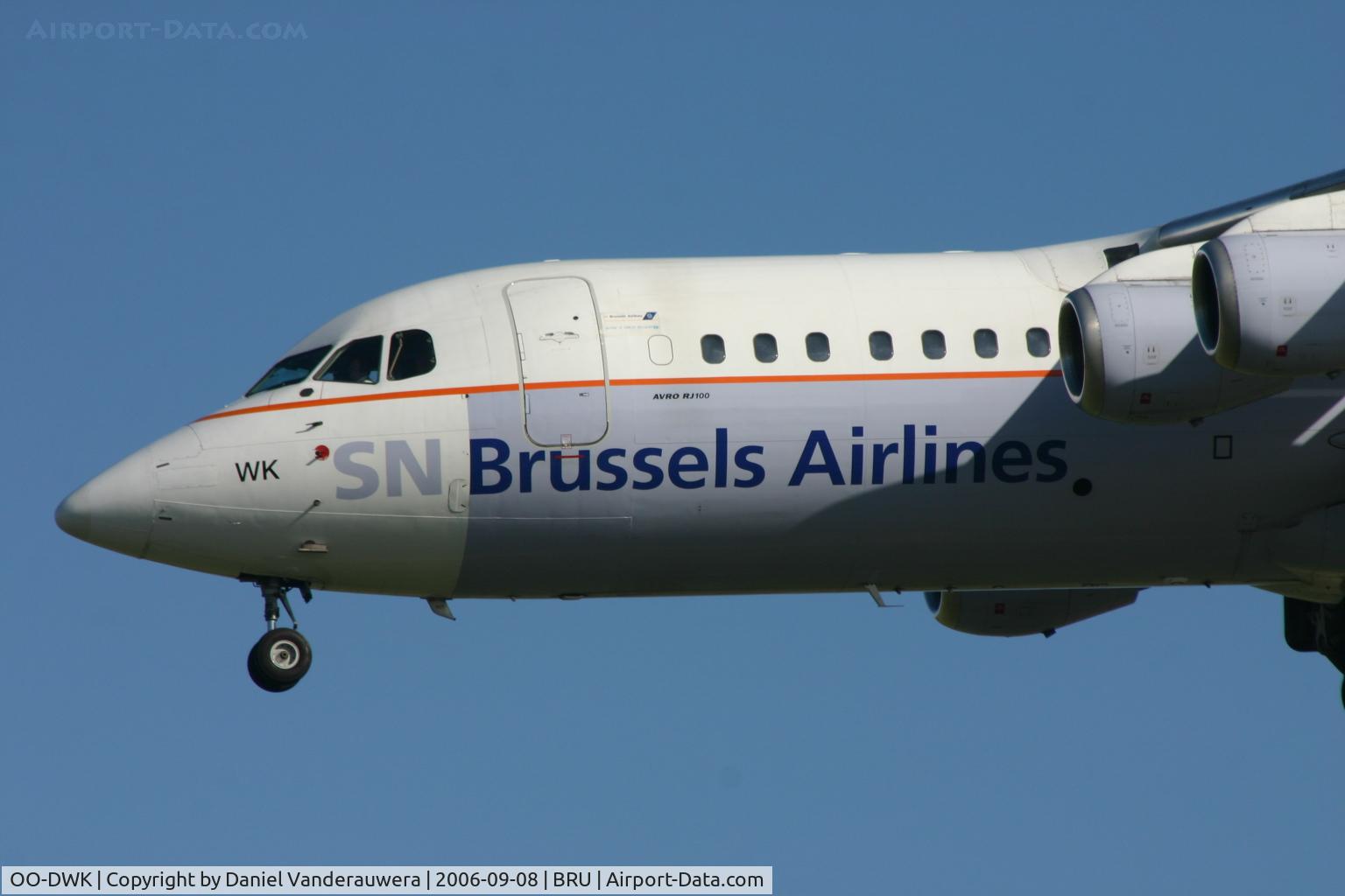 OO-DWK, 1999 British Aerospace Avro 146-RJ100 C/N E3360, descending to rwy 25L