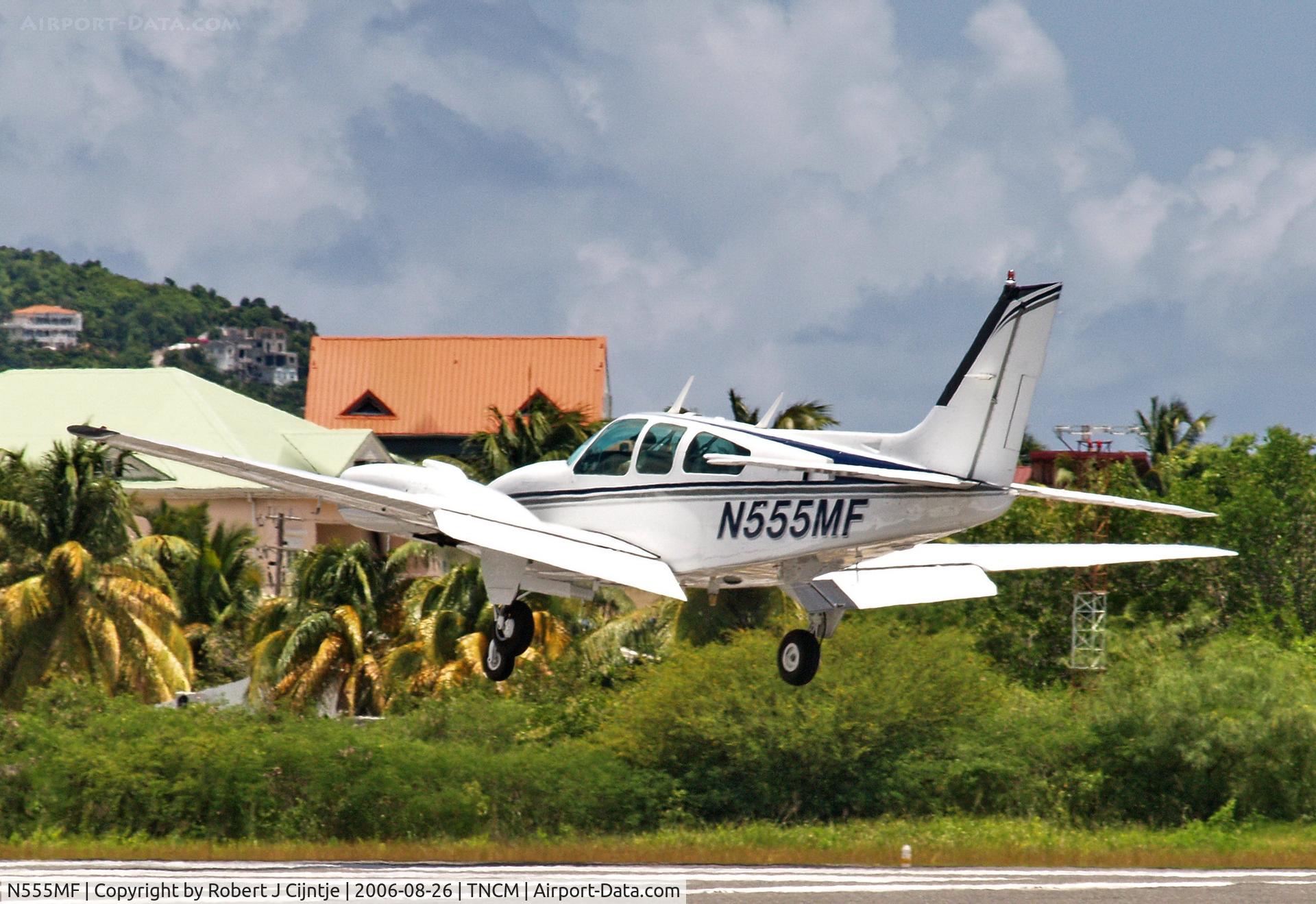 N555MF, 1980 Piper PA-31-325 Navajo C/R C/N 31-8012068, Landing at Princess Juliana International Airport (TNCM)