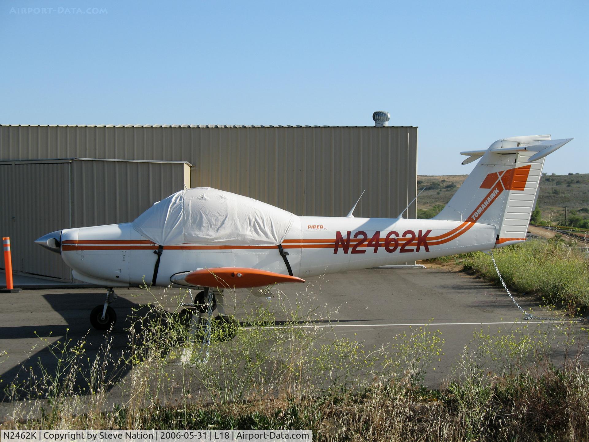 N2462K, Piper PA-38-112 Tomahawk Tomahawk C/N 38-79A0646, 1979 Piper PA-38-112 behind tall grass and visiting from Eureka, NV with cover @ Fallbrook Community Airpark Airport (!), CA