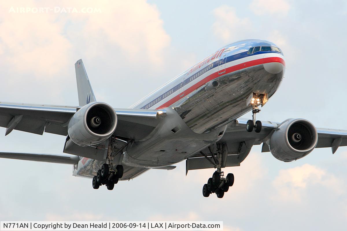 N771AN, 1999 Boeing 777-223 C/N 29579, American Airlines N771AN (FLT AAL135) from London Heathrow (EGLL) on final approach to RWY 24R.