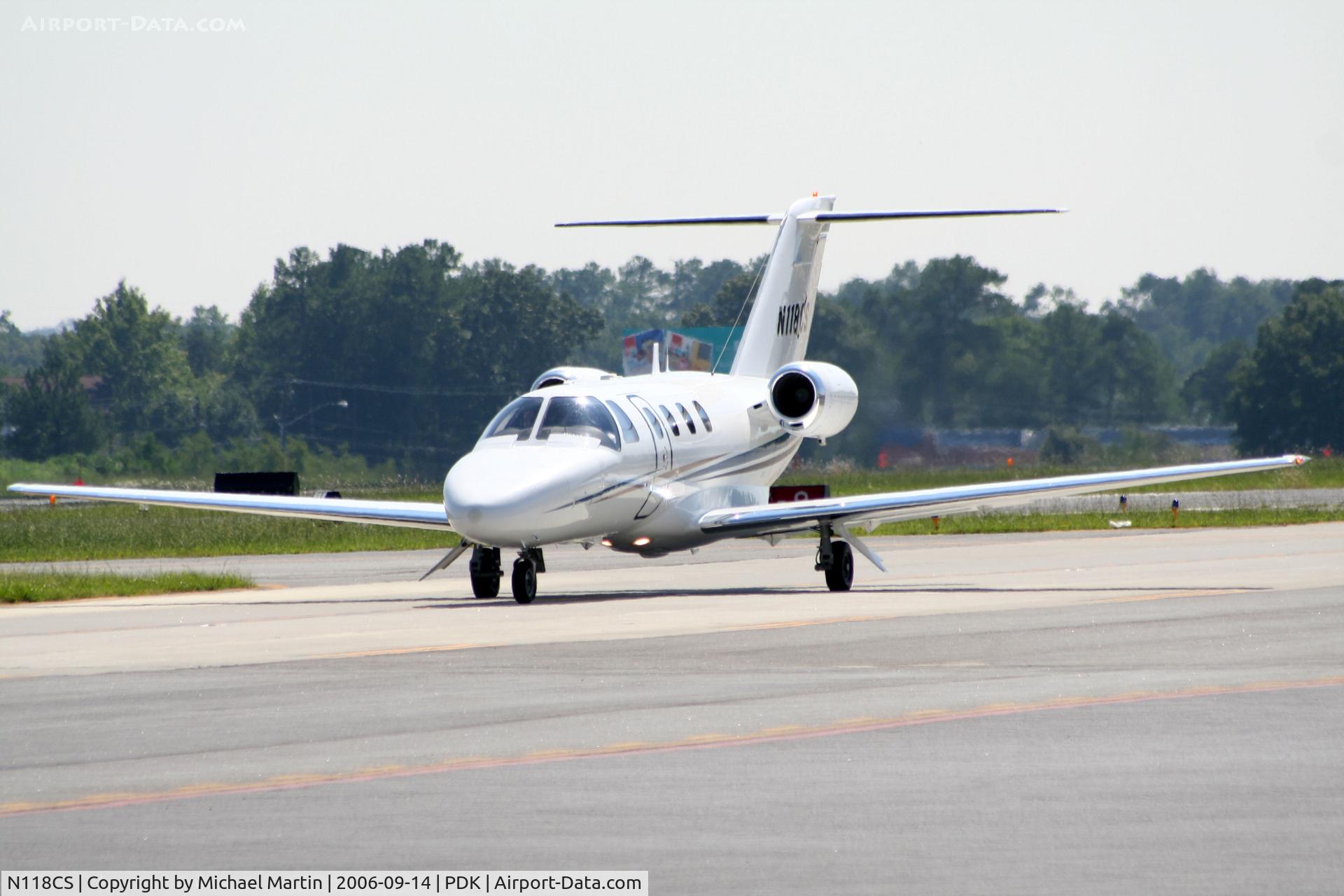 N118CS, 2001 Cessna 525 CitationJet C/N 525-0457, Taxing to Signature Air