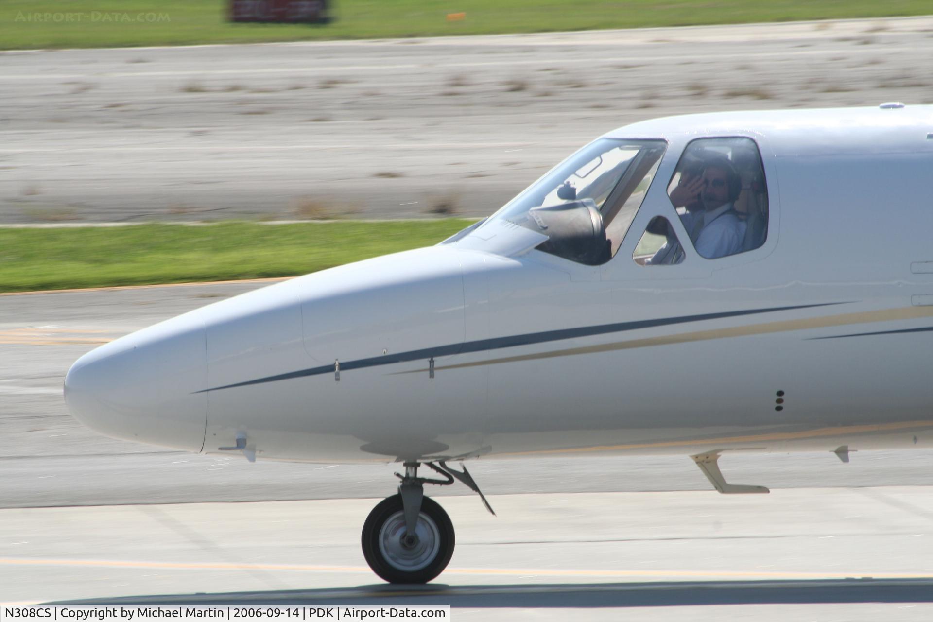 N308CS, 2001 Cessna 550 Citation Bravo C/N 550-0976, Nice pilot waving!