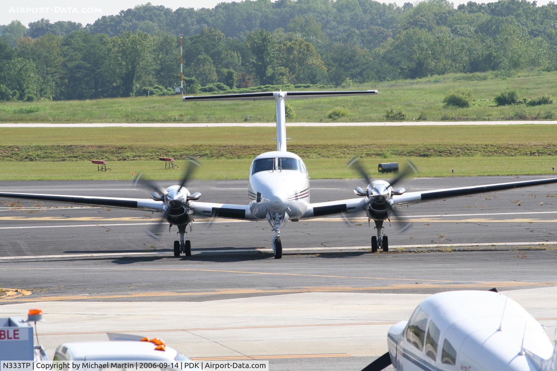 N333TP, 1988 Beech B200 King Air C/N BB-1292, Head on view