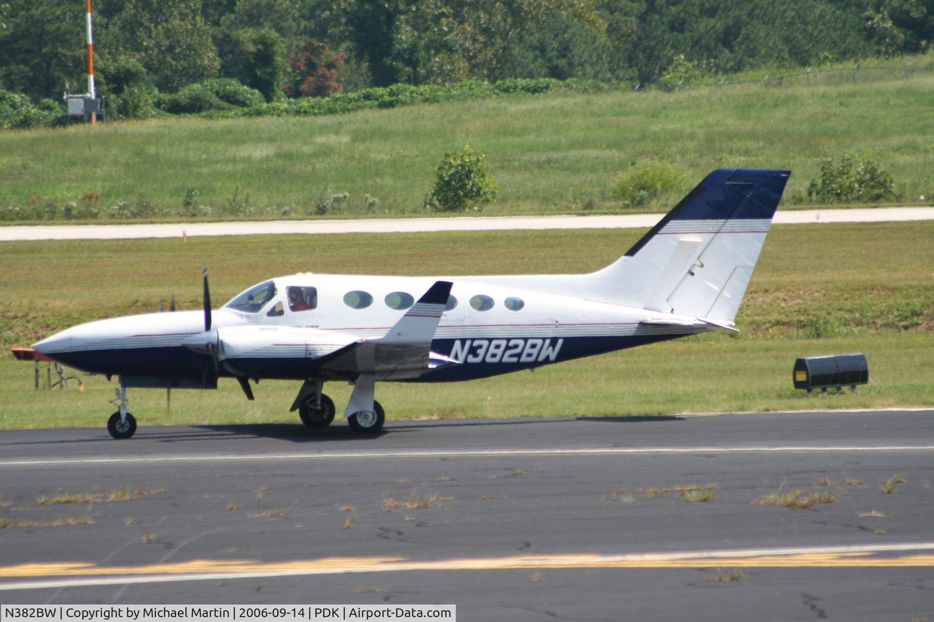 N382BW, Cessna 421C Golden Eagle C/N 421C0711, Taxing to Epps Air Service