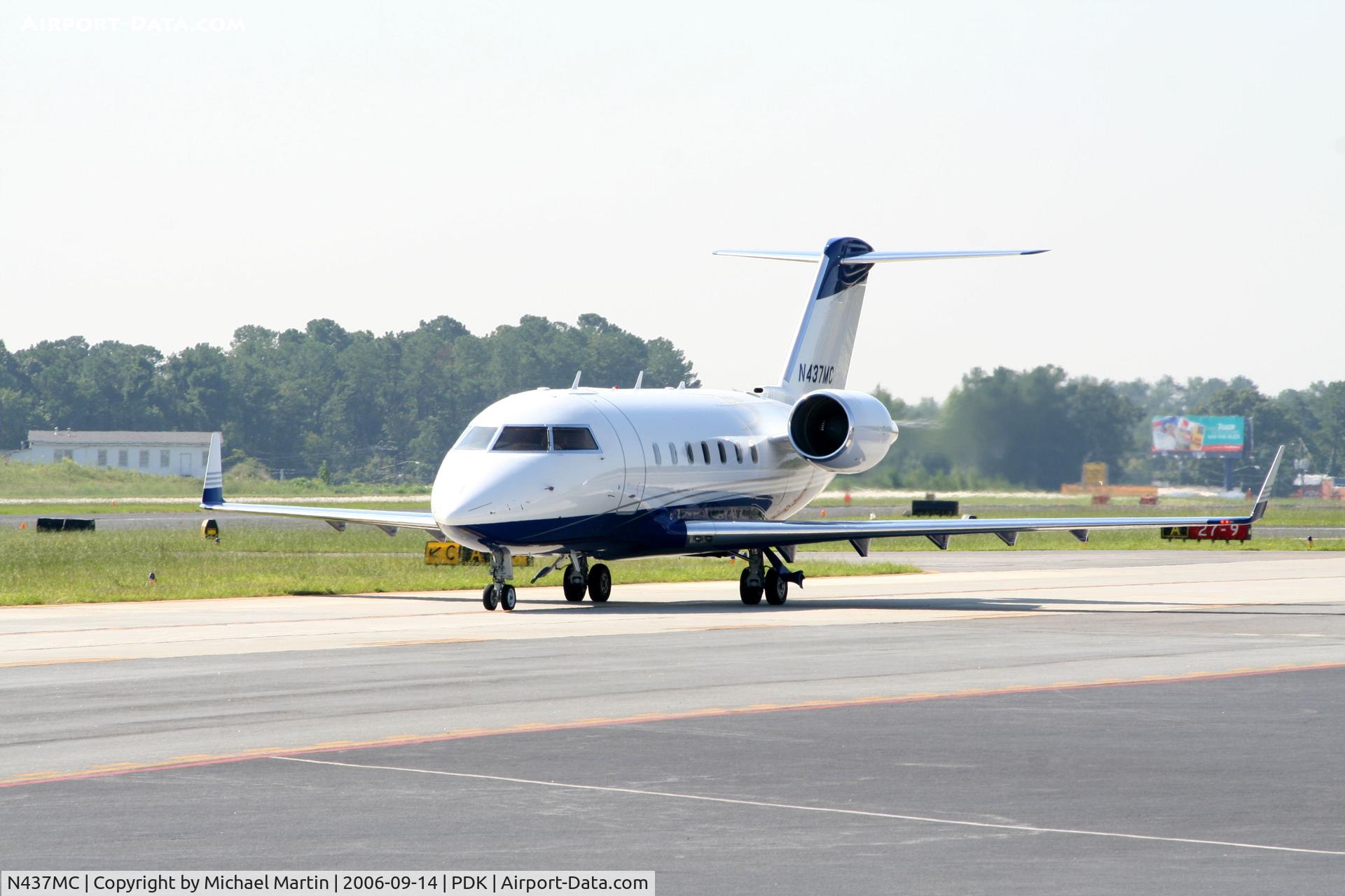 N437MC, 2002 Bombardier Challenger 604 (CL-600-2B16) C/N 5537, Taxing to Signature Air