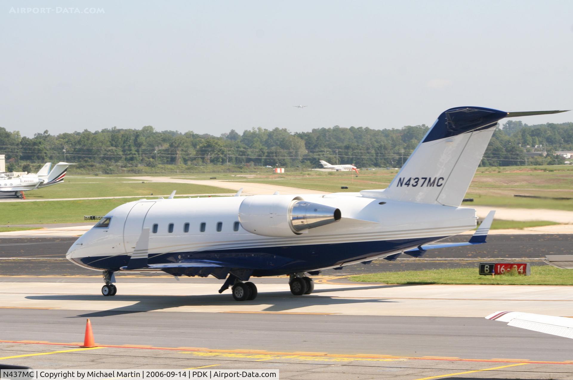 N437MC, 2002 Bombardier Challenger 604 (CL-600-2B16) C/N 5537, Taxing to Signature Air