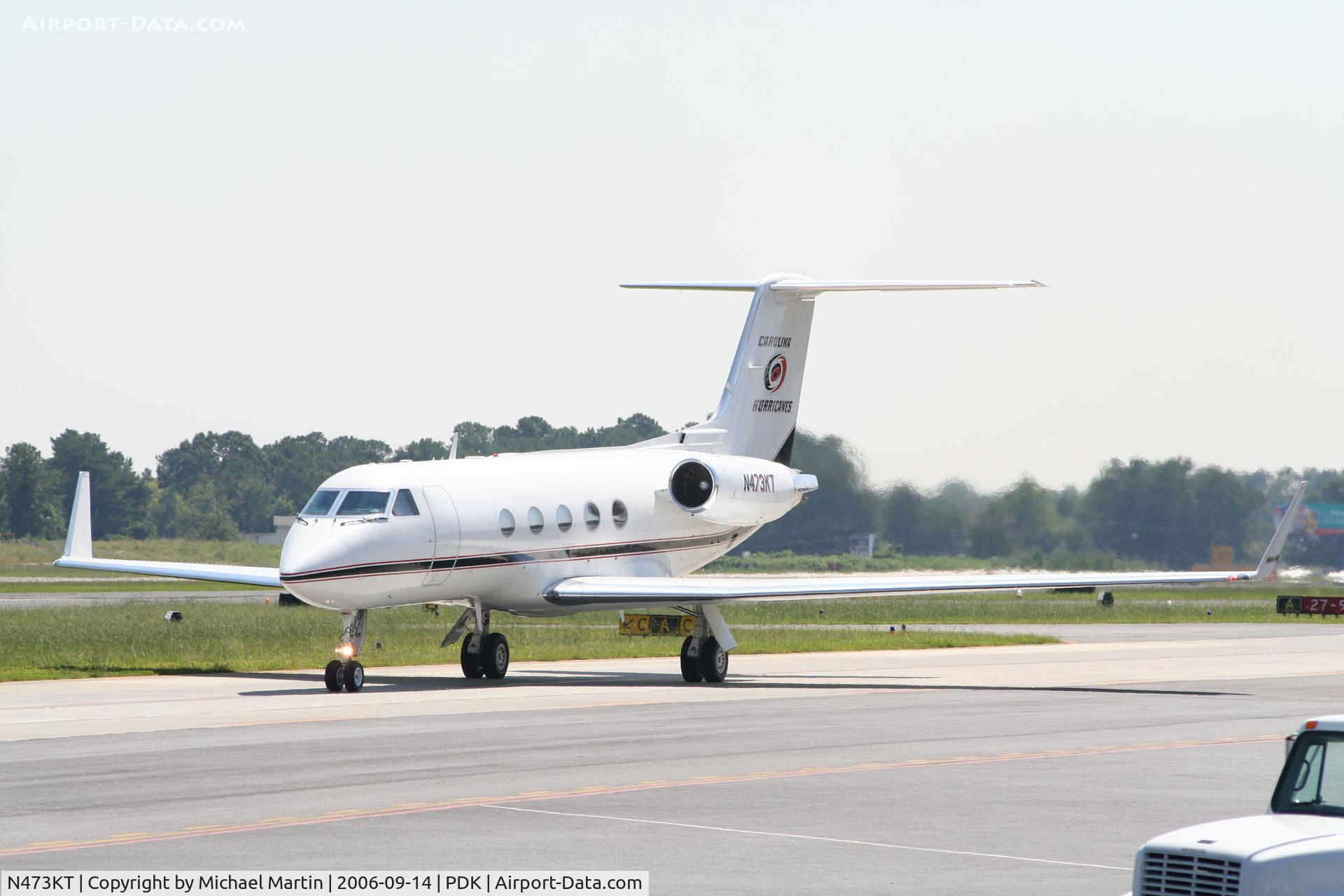 N473KT, 1984 Gulfstream Aerospace G-1159A Gulfstream III C/N 438, Taxing to Jet Fueling for a top off
