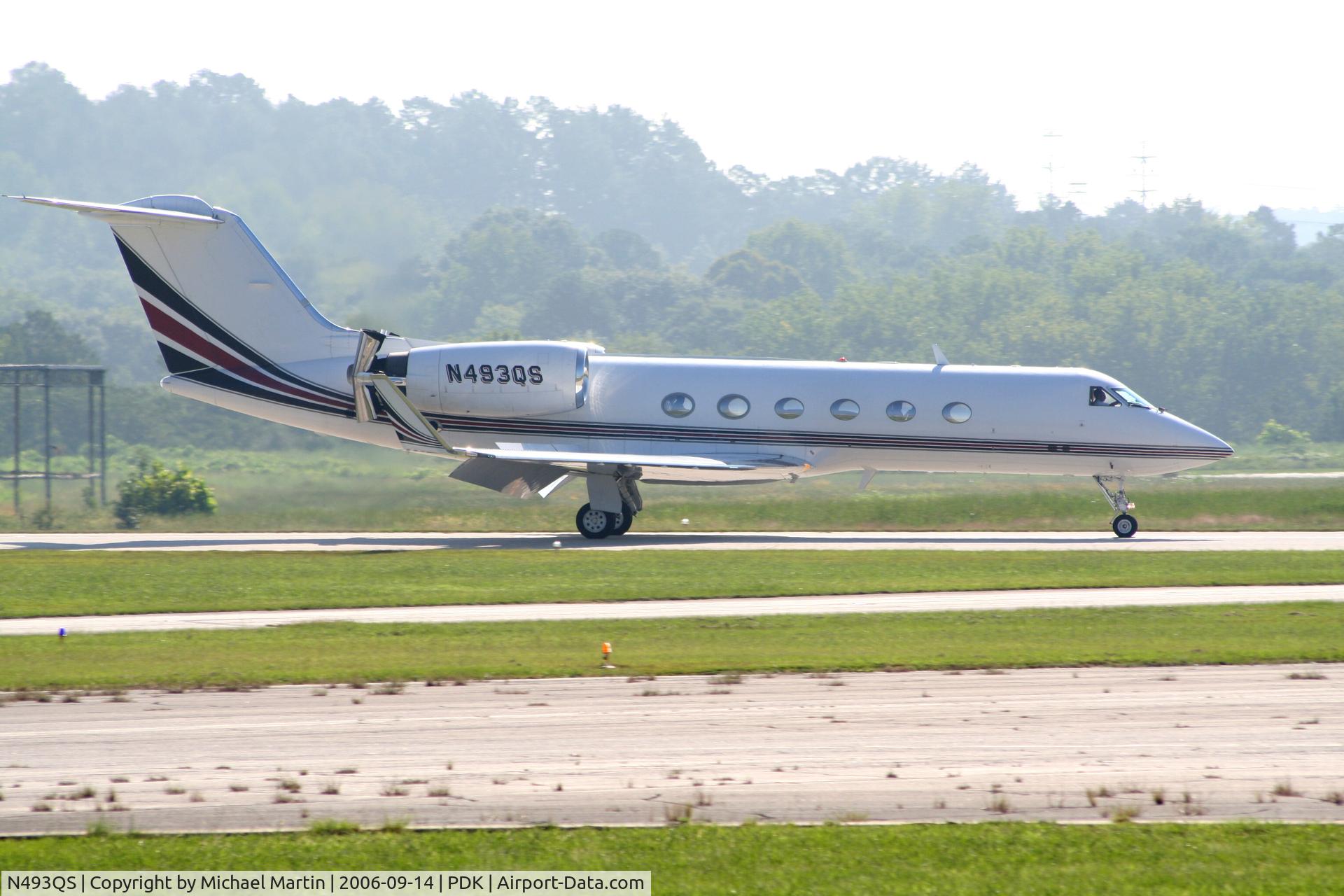 N493QS, 1996 Gulfstream Aerospace G-IV C/N 1293, LANDING 20L - Air Brakes Extended