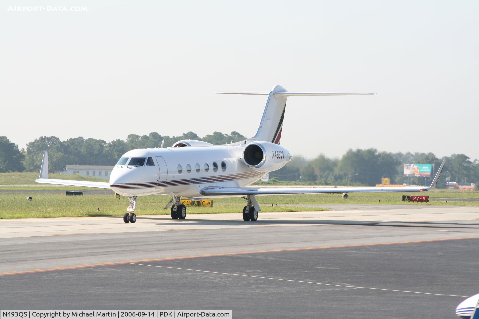 N493QS, 1996 Gulfstream Aerospace G-IV C/N 1293, Taxing to Signature Air