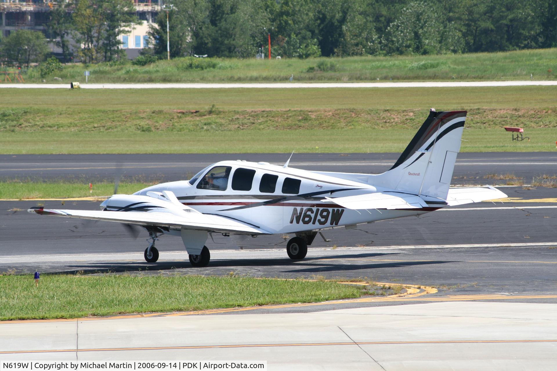 N619W, 2001 Raytheon Aircraft Company 58 C/N TH-2021, Taxing to Runway 20L