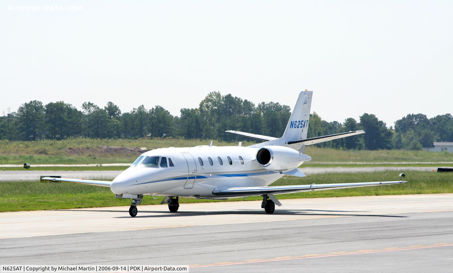 N625AT, 2001 Cessna 560XL C/N 560-5175, Taxing to Signature Air
