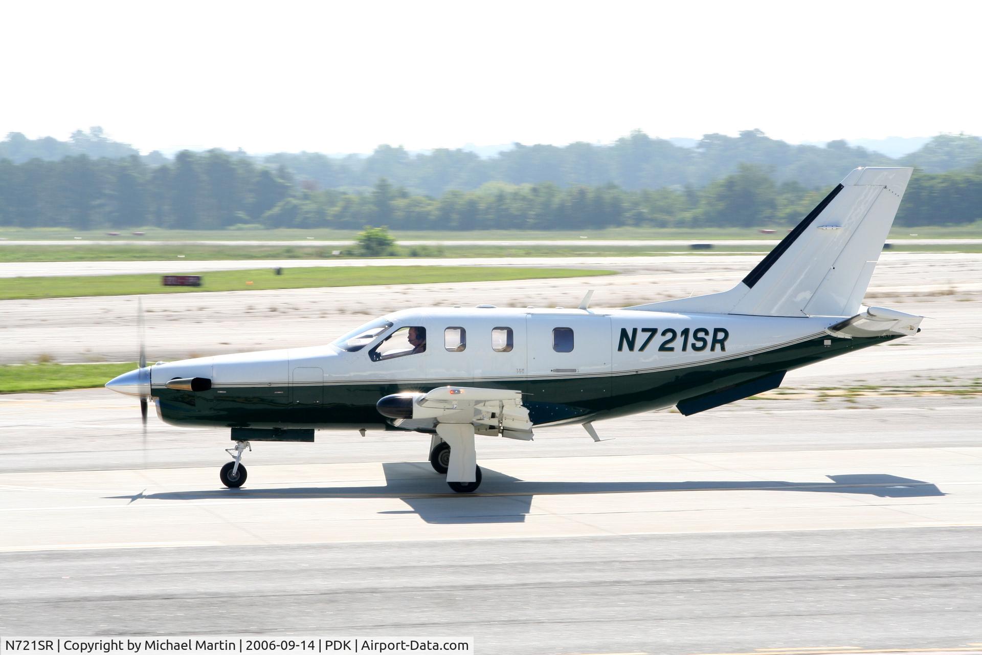 N721SR, 2000 Socata TBM-700 C/N 181, Taxing past Mercury Air Service