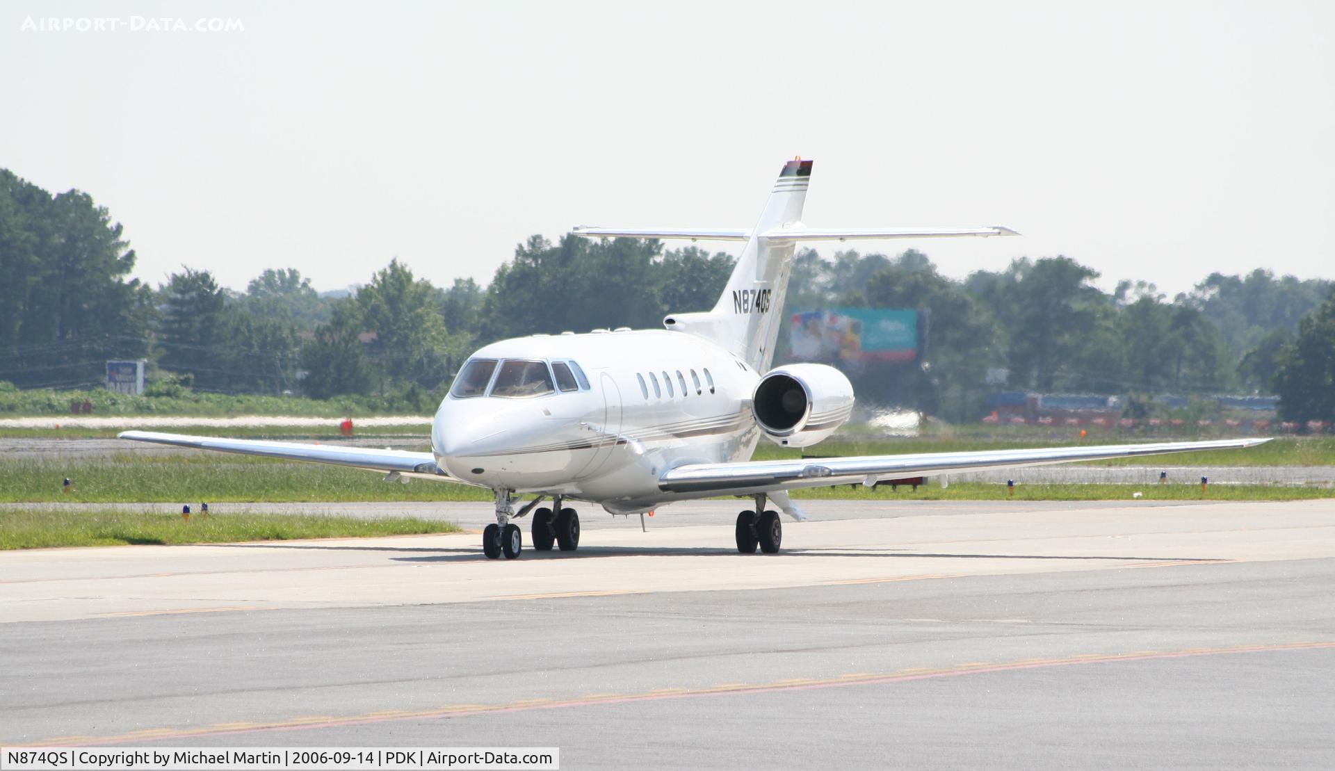 N874QS, 2000 Raytheon Hawker 800XP C/N 258474, Taxing to Signature Air
