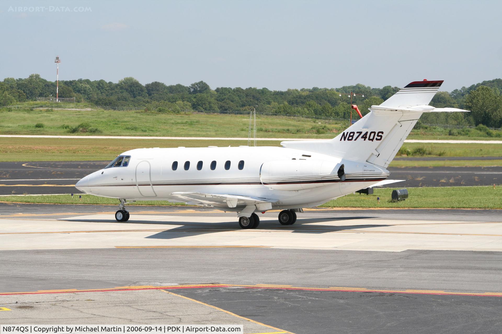 N874QS, 2000 Raytheon Hawker 800XP C/N 258474, Taxing to Signature Air