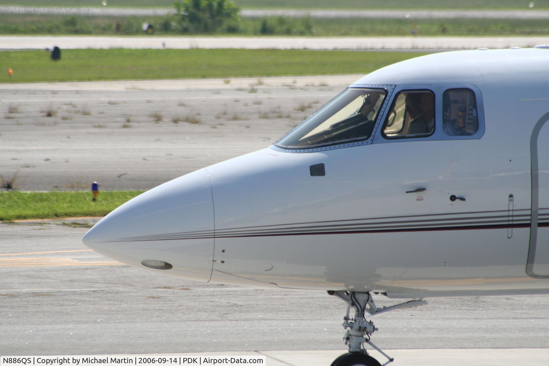 N886QS, 2000 Raytheon Hawker 800XP C/N 258486, Close up of cockpit