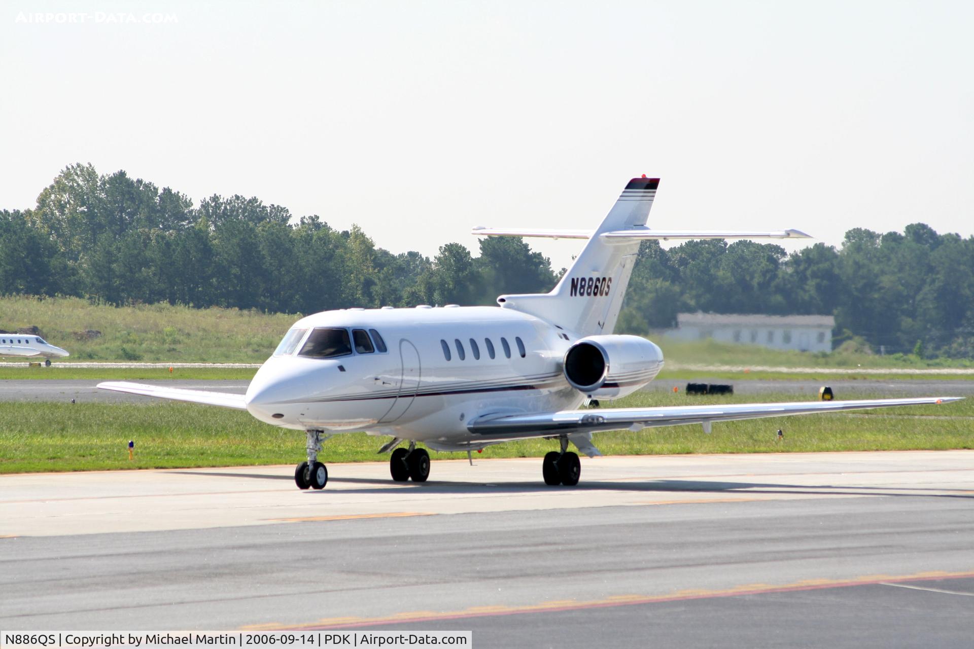 N886QS, 2000 Raytheon Hawker 800XP C/N 258486, Taxing to Signature Air