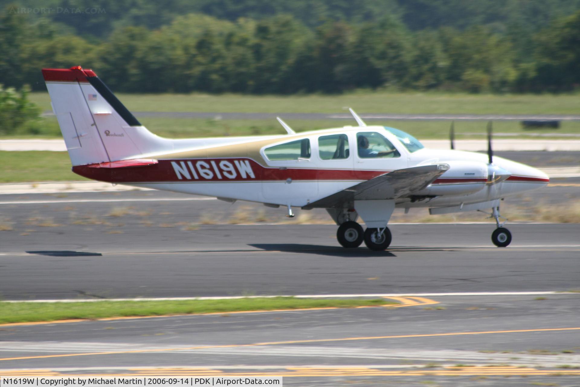 N1619W, 1972 Beech E-55 Baron C/N TE-869, Departing Runway 20R
