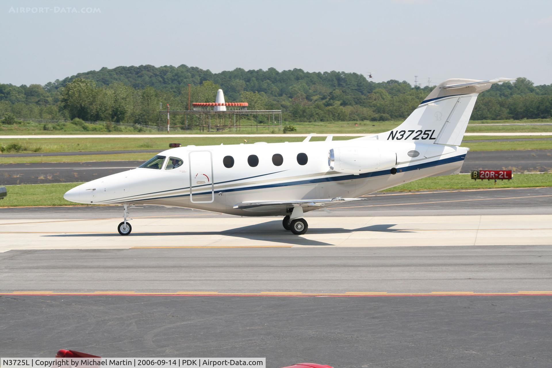 N3725L, 2006 Beech 390 Premier 1 C/N RB-155, Taxing to Runway 20L