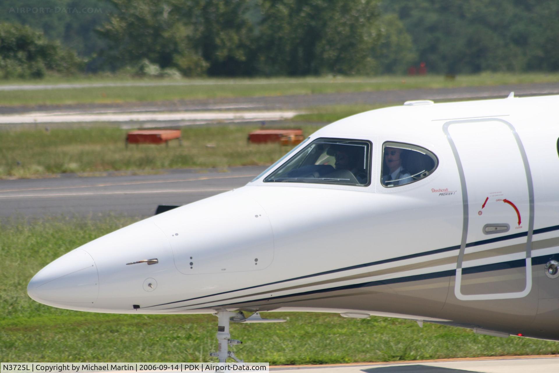 N3725L, 2006 Beech 390 Premier 1 C/N RB-155, Close up of cockpit