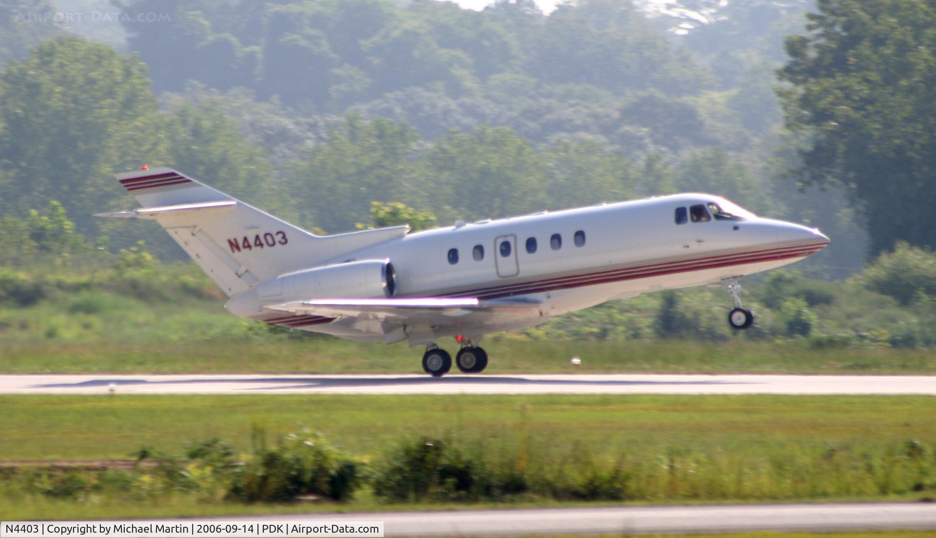 N4403, 2000 Raytheon Hawker 800XP C/N 258480, Departing Runway 20L