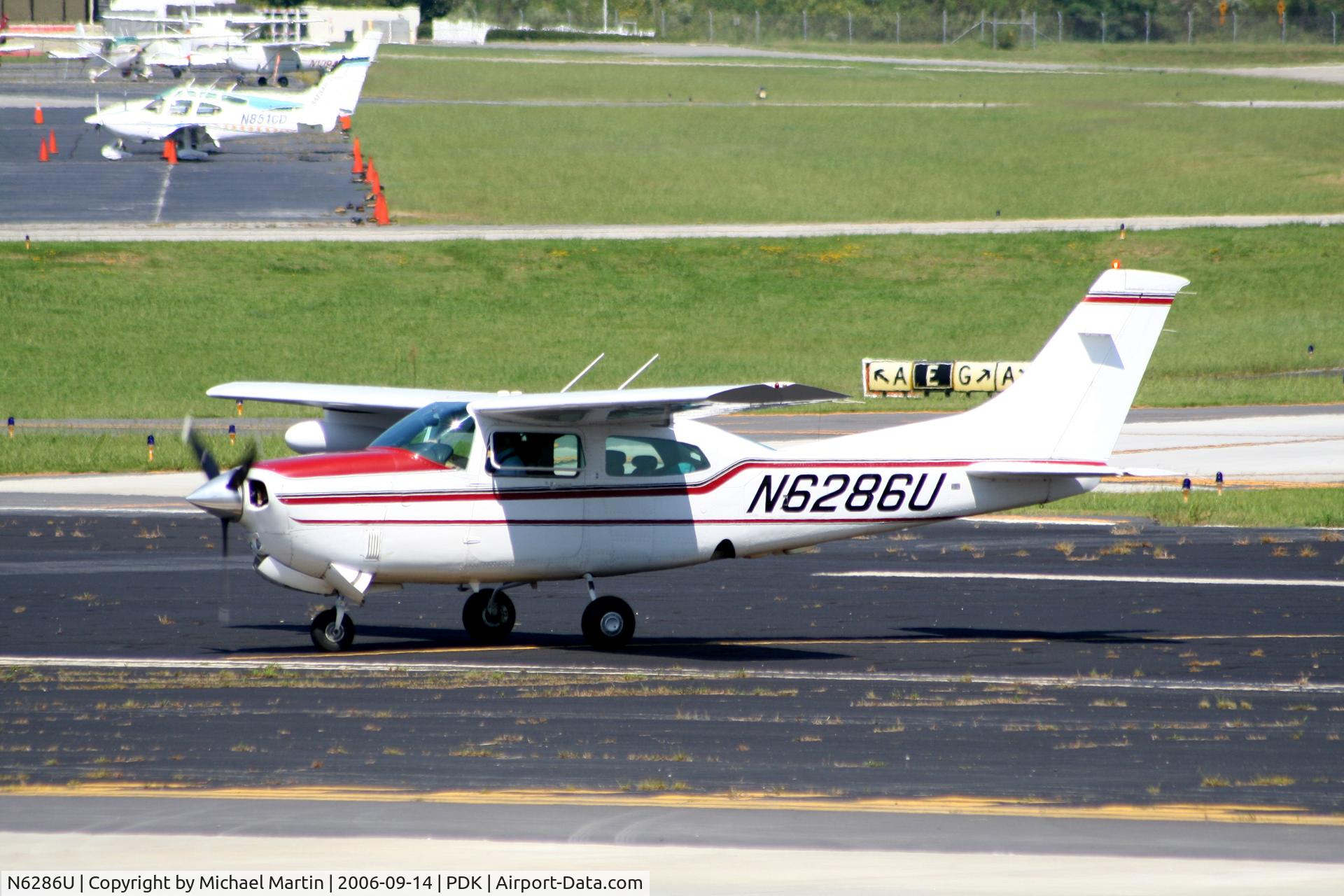 N6286U, 1985 Cessna T210R Turbo Centurion C/N 21064930, Taxing to Epps Air Service
