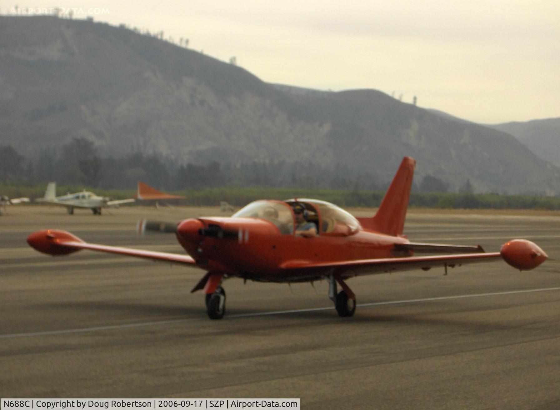 N688C, SIAI-Marchetti SF-260C C/N 466/37-004, Siai-Marchetti SF.260C, Lycoming O-540, taxi to Runway 22 in smoky light