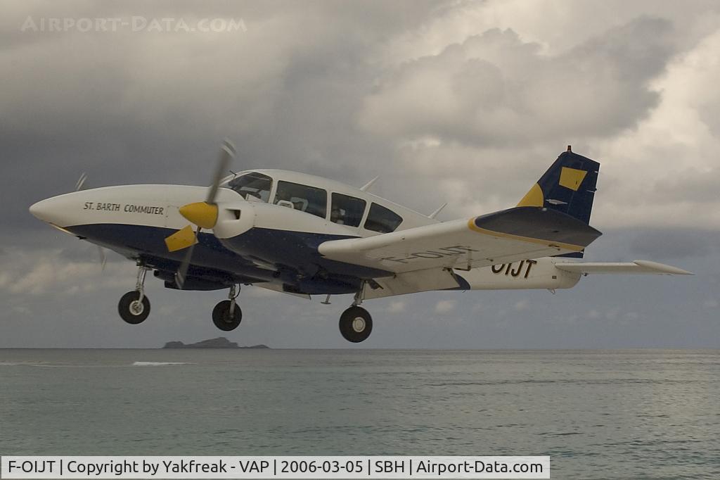 F-OIJT, Piper PA-23-250 Aztec F C/N 27-7854129, St.Barth Commuter Piper 23 Aztec
