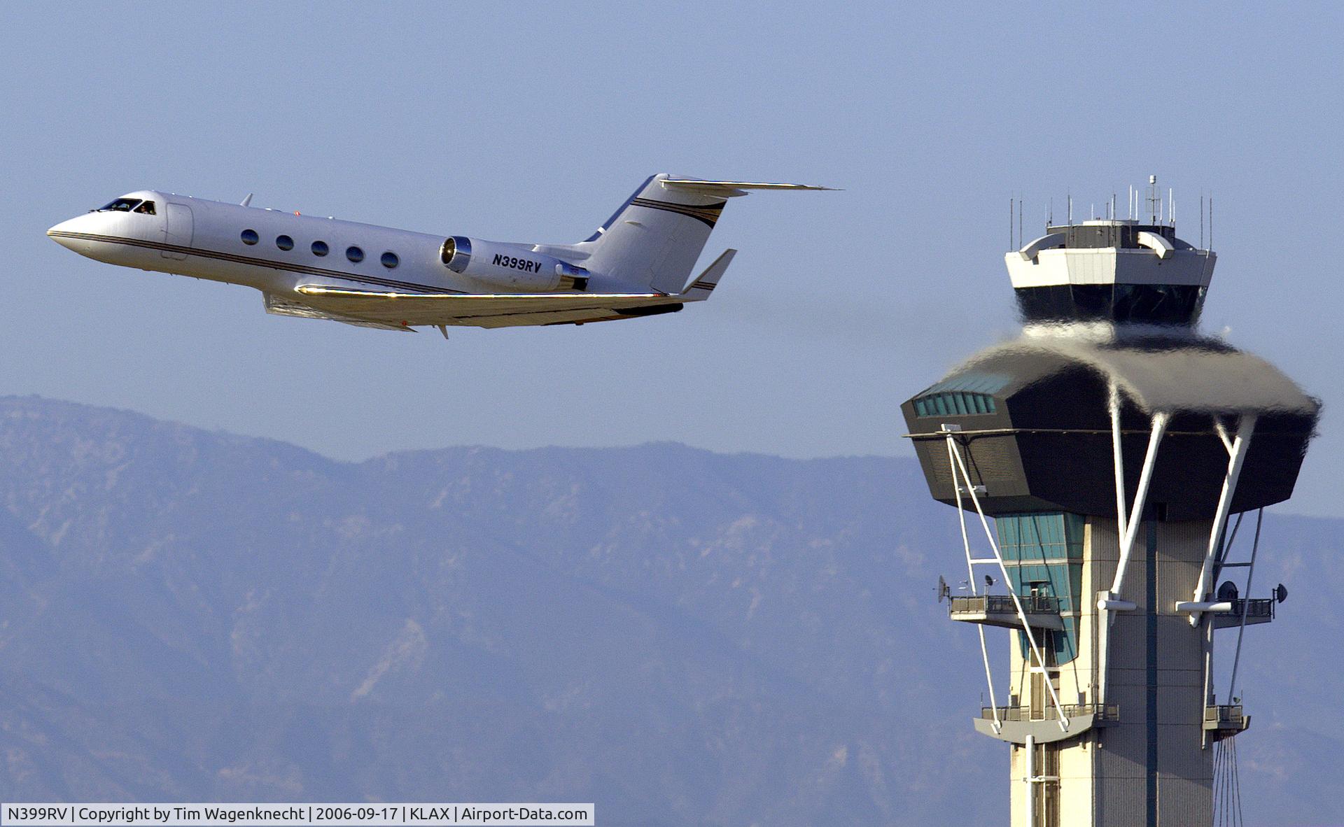 N399RV, 1984 Gulfstream Aerospace G-1159A Gulfstream III C/N 423, Very fast, and low takeoff from KLAX on Sept 17, 2006
