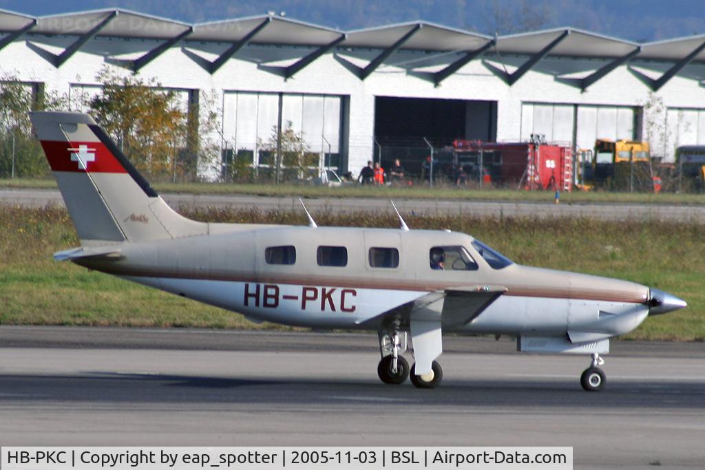 HB-PKC, 1986 Piper PA-46-310P Malibu C/N 46-8608033, lining-up at intersection hotel runway 16