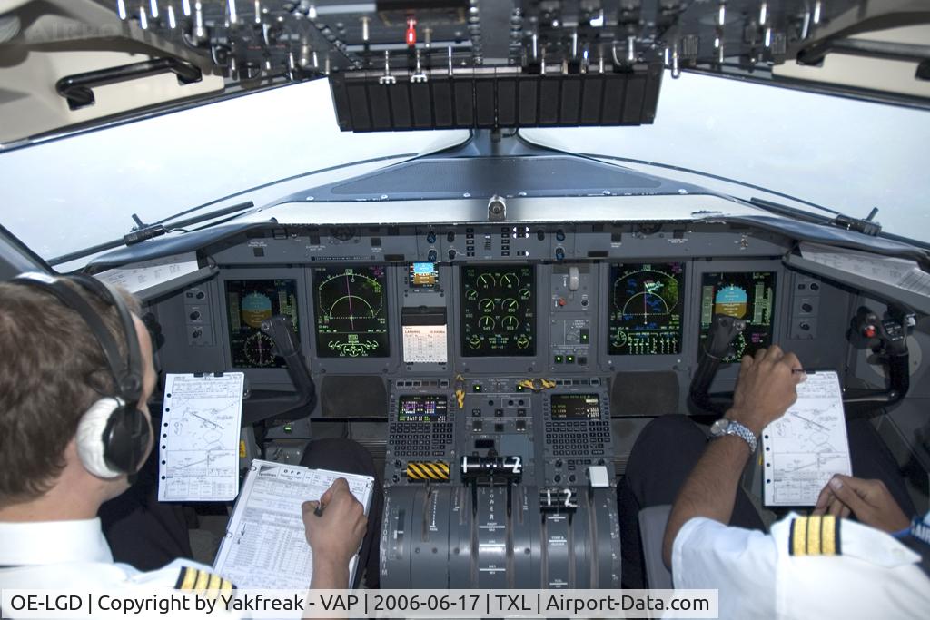 OE-LGD, 2000 De Havilland Canada DHC-8-402Q Dash 8 C/N 4027, Austrian Arrows Dash 8-400 after take off