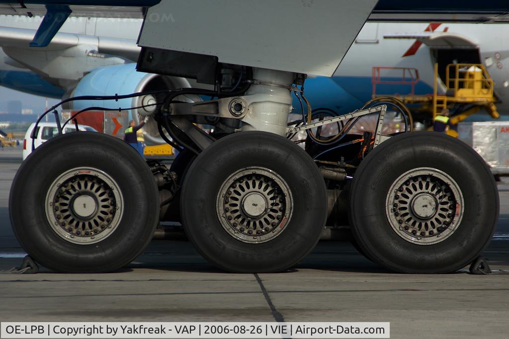 OE-LPB, 1998 Boeing 777-2Z9/ER C/N 28699, Austrian Airlines Boeing 777-200 main landing gear