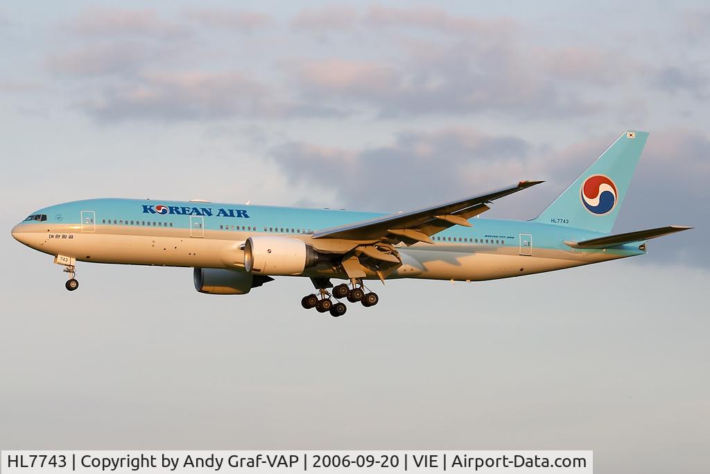 HL7743, 2006 Boeing 777-2B5/ER C/N 34208, On final RWY34.