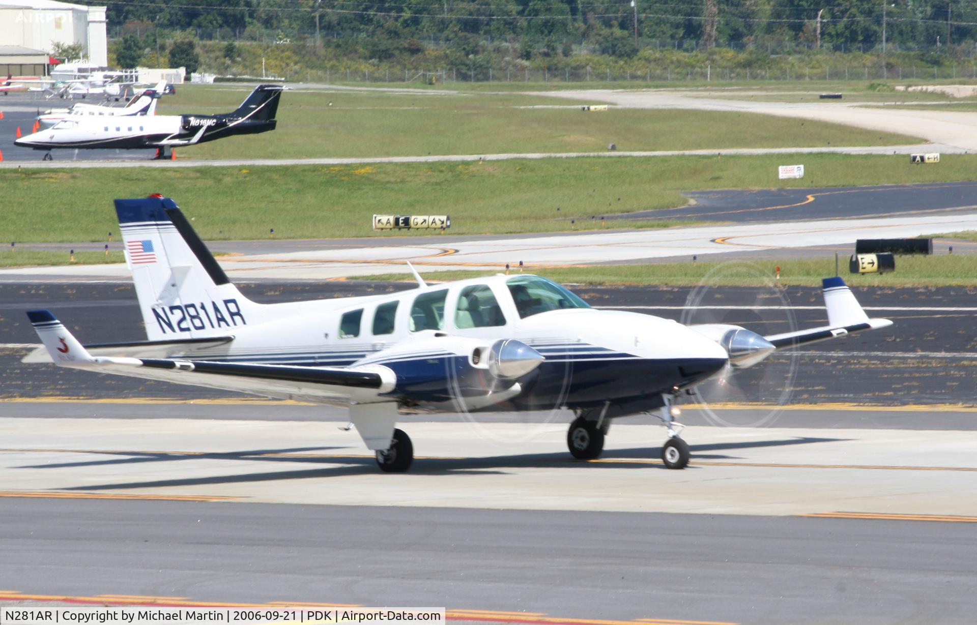 N281AR, 1978 Beech 58 Baron C/N TH-991, Taxing from Epps Air Service