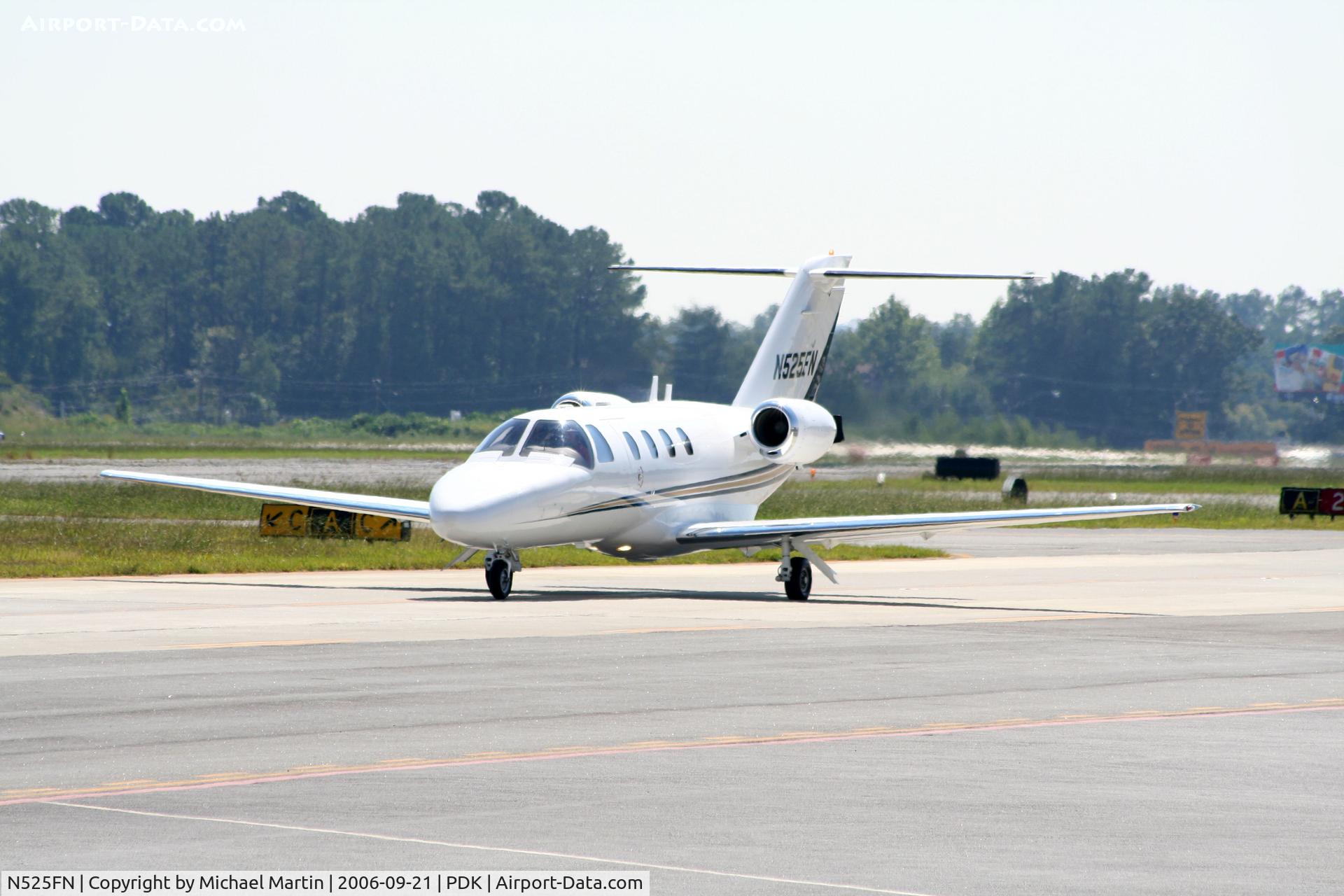 N525FN, 2000 Cessna 525 CitationJet CJ1 C/N 525-0368, Taxing to Signature Air