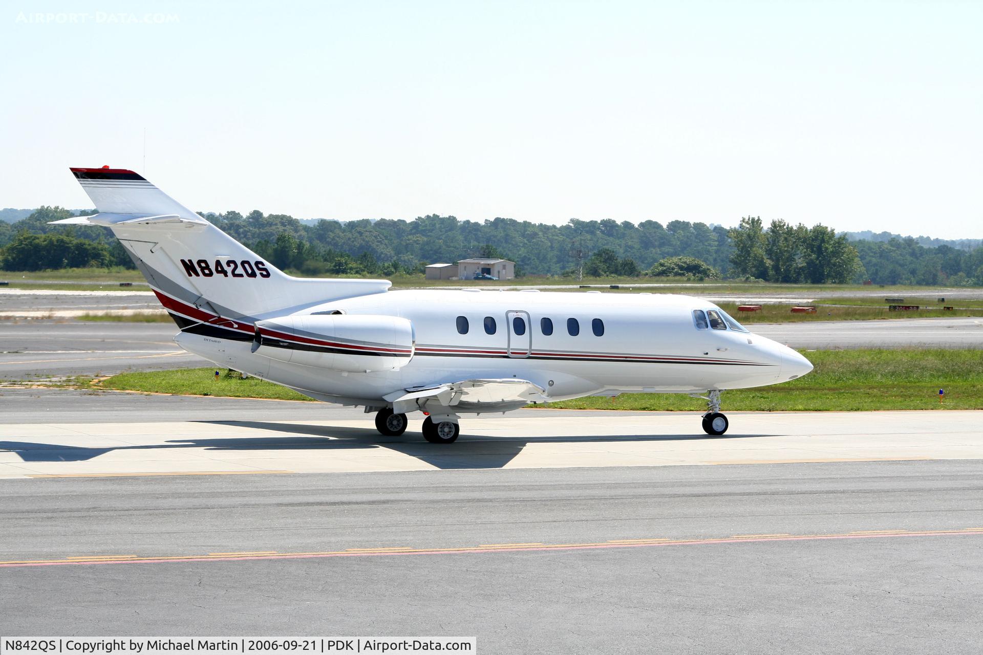 N842QS, 2001 Raytheon Hawker 800XP C/N 258542, Taxing to Runway 2R