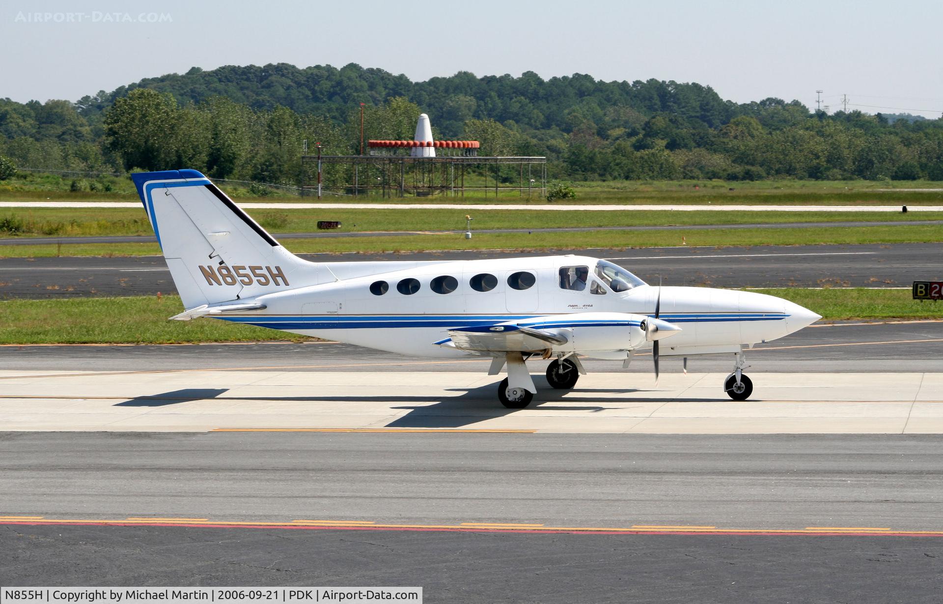 N855H, 1982 Cessna 414A Chancellor C/N 414A0855, Taxing to Runway 2R