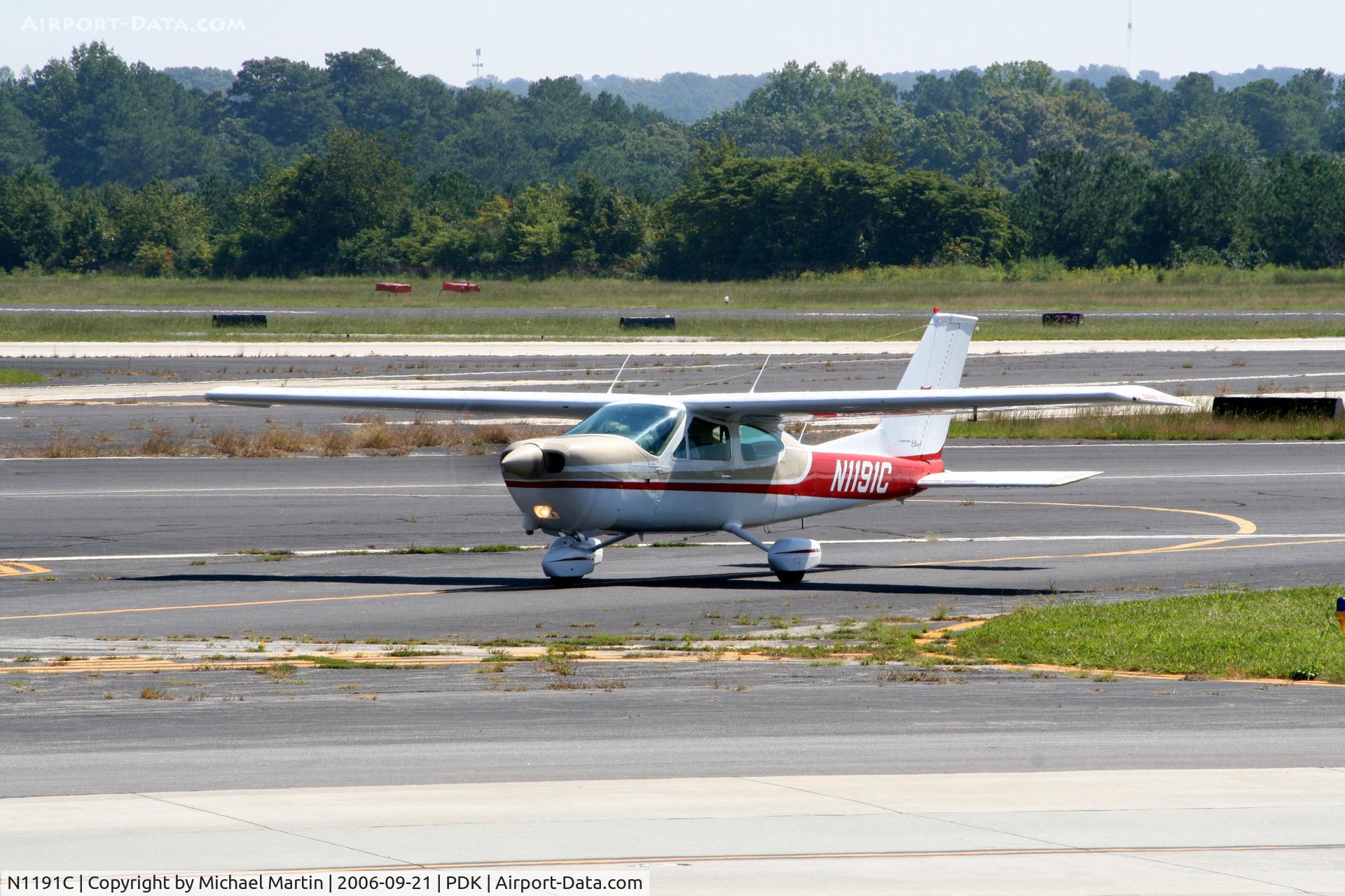 N1191C, 1977 Cessna 177B Cardinal C/N 17702684, Taxing to Epps Air Service