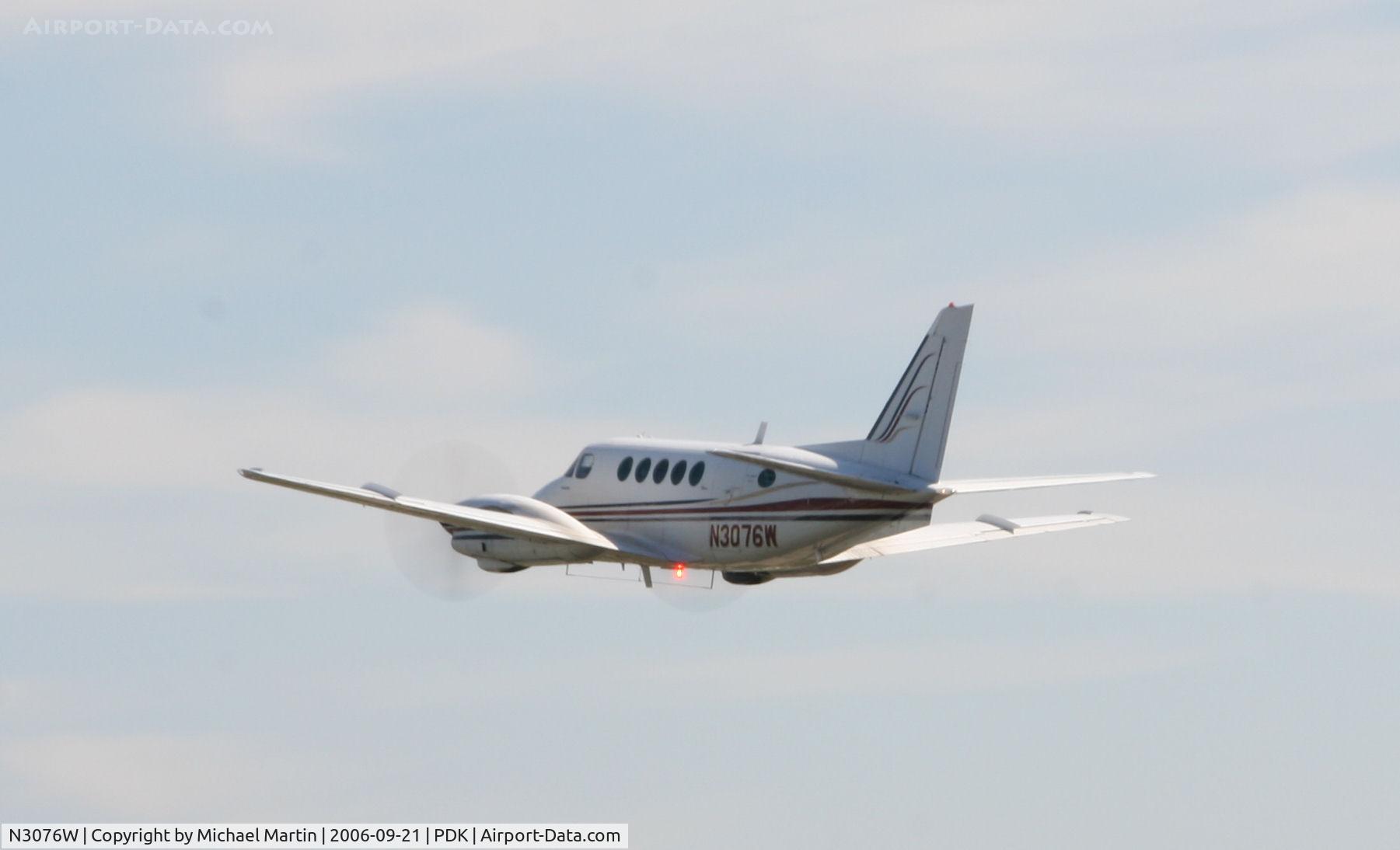 N3076W, 1973 Beech A100 King Air C/N B-176, Departing 20L - Gear Up!