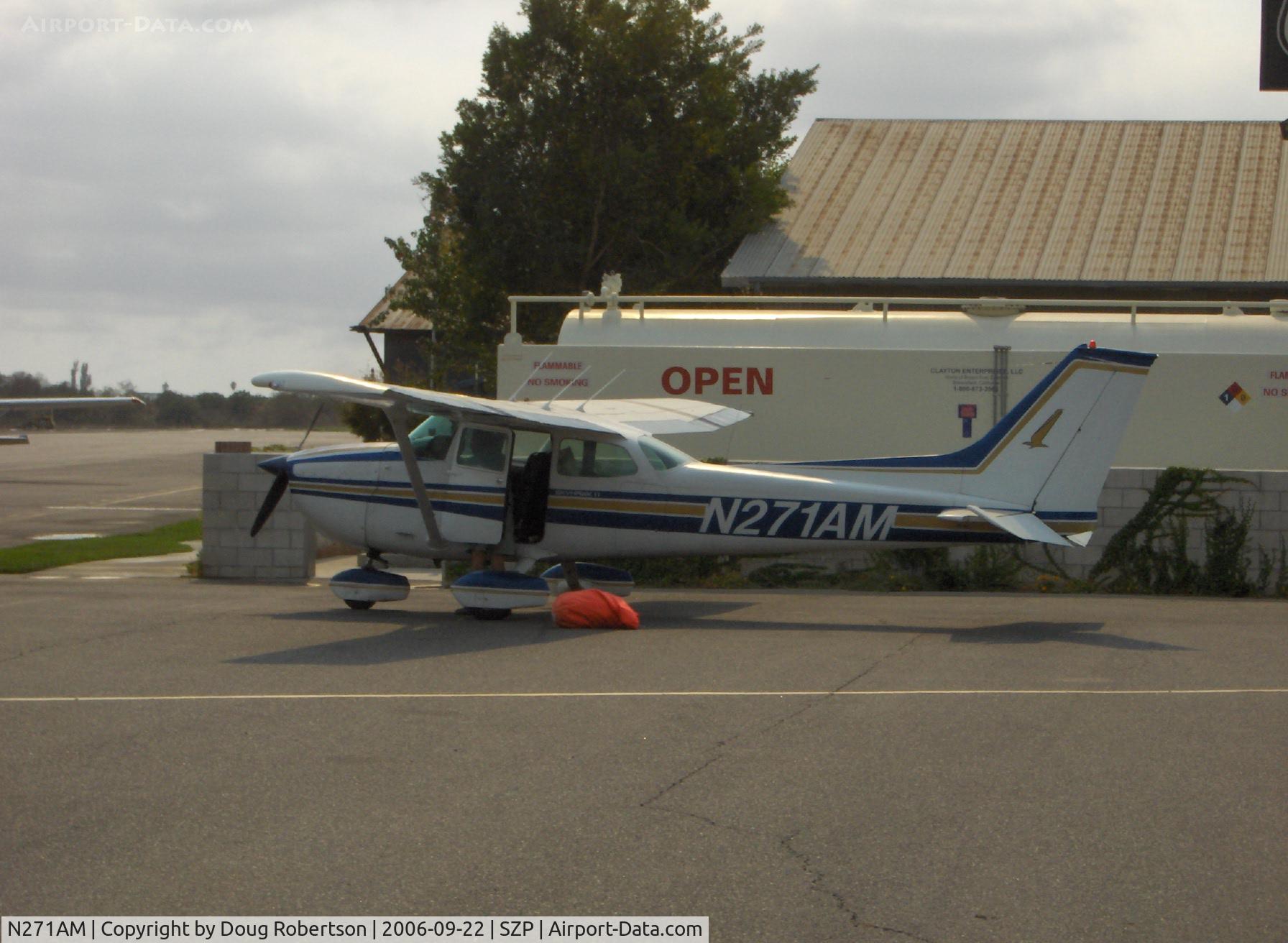 N271AM, 1973 Cessna 172M C/N 17262510, 1973 Cessna 172M, Lycoming O-320-E2D 150 Hp, refueling